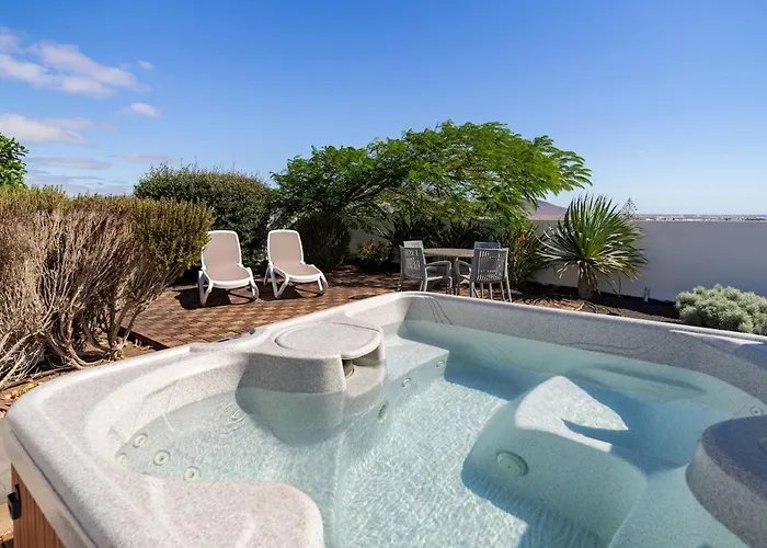 Vakantiehuis 3 Bedroom With Pool&jacuzzi *